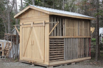 Cabanon en palettes récupérés