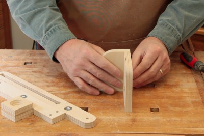 Stabilisez les pièces de bois avant de les fixer