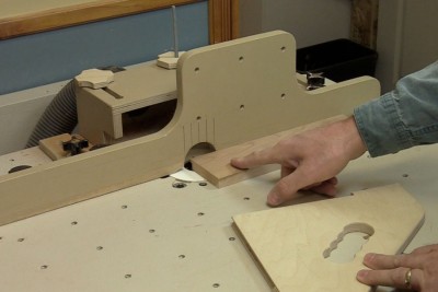 Première coupe sur une table à toupie