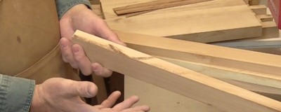 Pourquoi y a-t-il des marques de brûlure sur le bois lors de coupes?