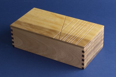 Boîte décorative avec motif de lignes