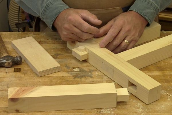 Assemblages rustiques à tenons et mortaises