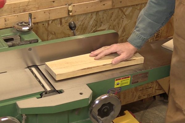 Redresser une planche à la dégauchisseuse