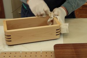 Fini à l'huile neutre sur un coffret
