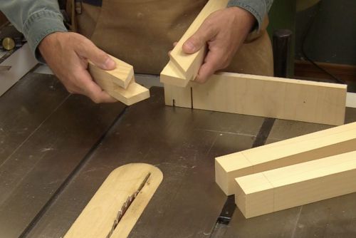 Assemblages rustiques à enfourchement à onglets