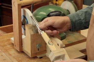 Guide articulé sur une meule