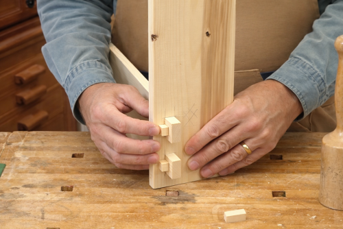 Assemblages à tenons et mortaises avec chevillage à tire