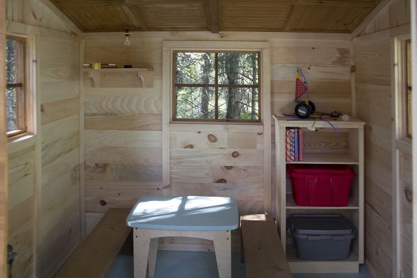 Intérieur de la cabane dans les arbres