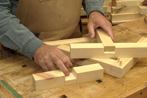 Assemblages rustiques à mi-bois