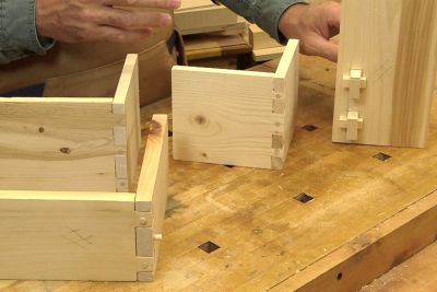 Assemblages de planches en coins