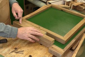 Installation de l’assise de la tablette du bas