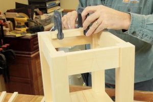 Installation du siège sur le tabouret