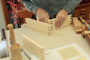 Coupe et ajustement des mortaises du coffret