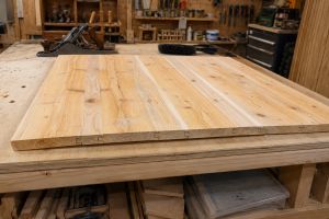 Pourquoi un panneau de bois massif se courbe-t-il malgré un assemblage soigné?