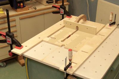 S'installe facilement sur la plupart des modèles de table à toupie