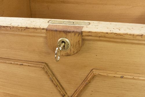 Coffre en V - détail de la serrure