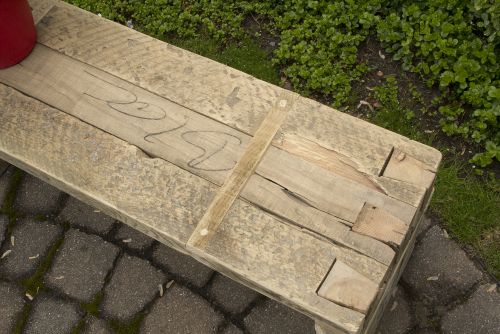 Banc champêtre - dessus usé par le temps