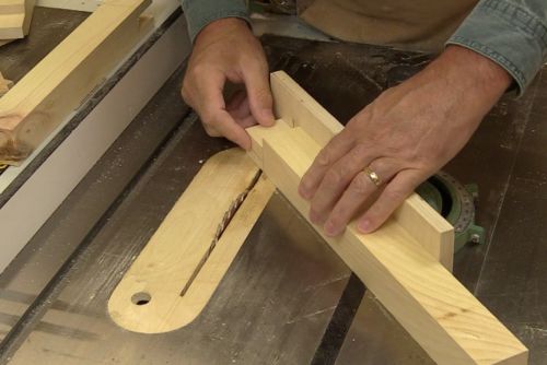 Assemblages rustiques à enfourchement à onglets