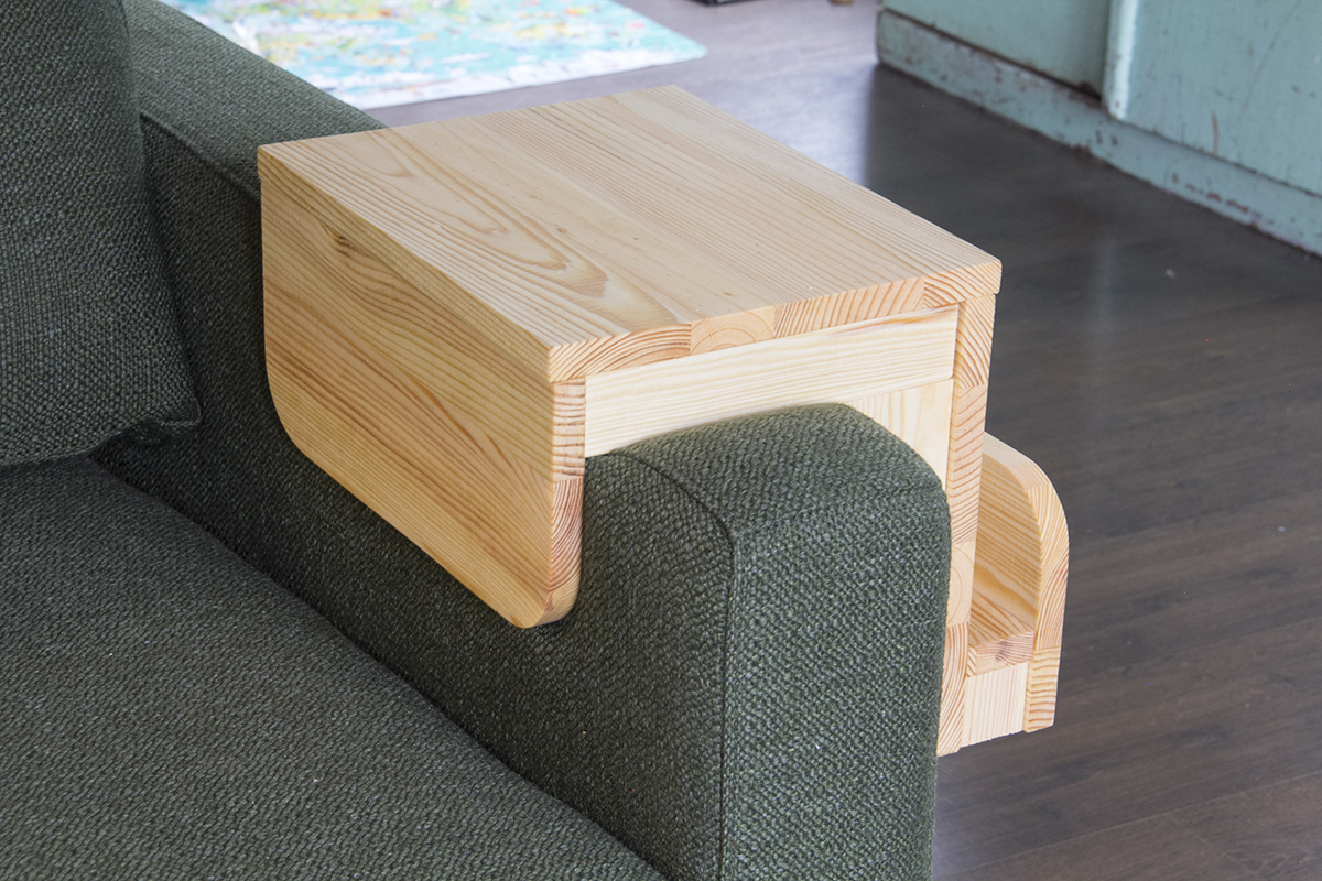 Cette tablette s’adapte facilement sur votre fauteuil préféré