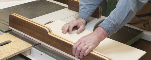 Le guide demeure bien appuyé sur le banc de scie pendant toute la coupe