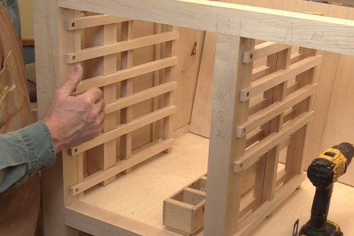 Installation des supports dans le bâti du meuble