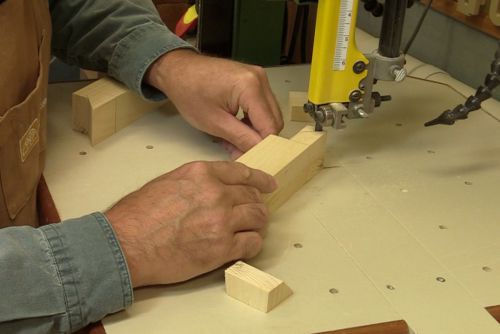 Assemblages rustiques à onglets à la scie à ruban