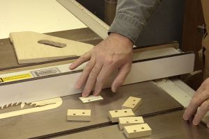 Coupe sécuritaire au banc de scie pour petites pièces