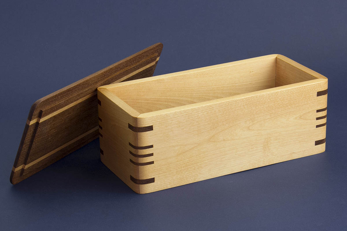 Coffret avec couvercle inséré dans une feuillure