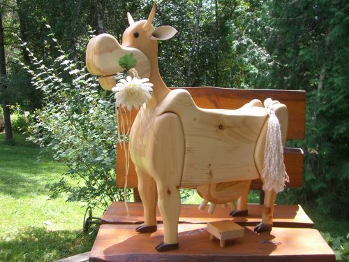 Petite vache sympathique en bois