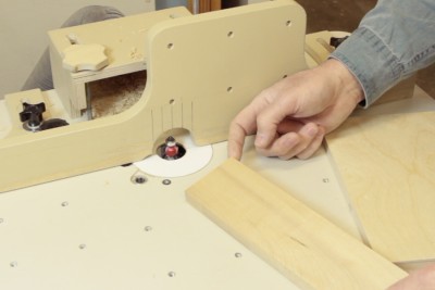 Couper en bout de grain sur une table à toupie